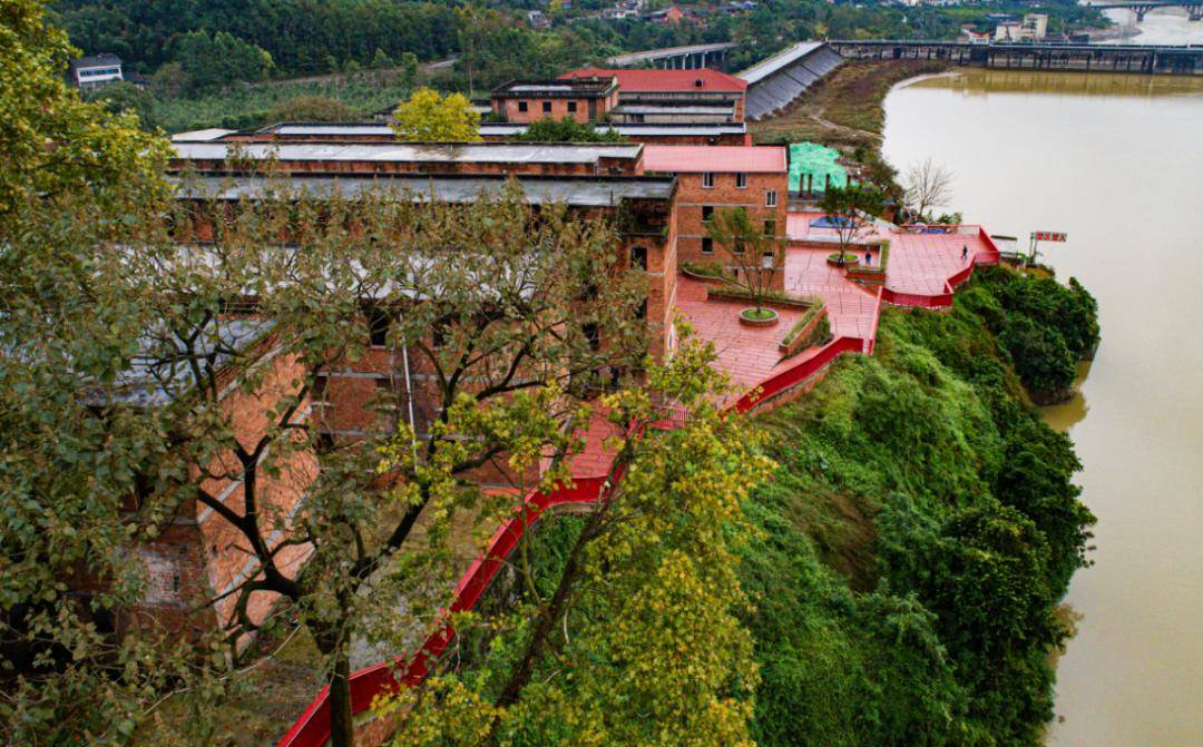 打卡影视基地感受异域风情红房子这就是硝斗岩造型各异的钟乳石遍布