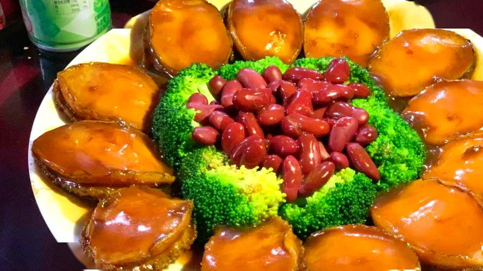 湛江年例菜式很丰富,在宴席间,基本上都会有白切鸡,扣肉,清蒸鱼,鱼丸