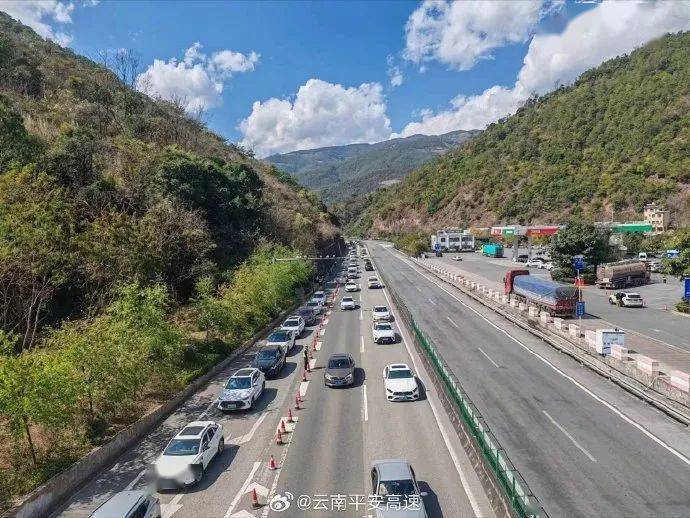 往昆明方向多条高速公路车流量较大……_辖区_路段_车辆