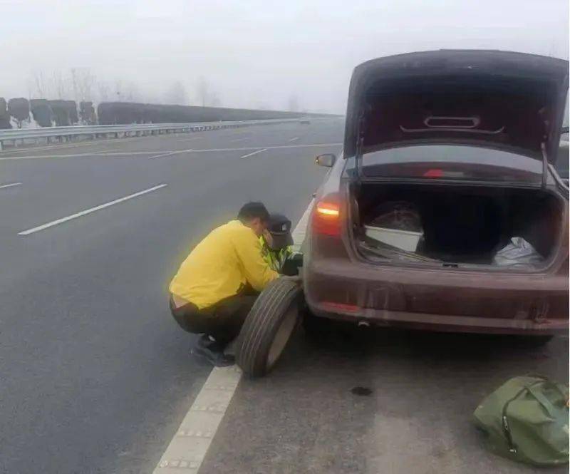 正月初一17时许,淮安市公安局交警支队高速一大队民警王永祥驾车在