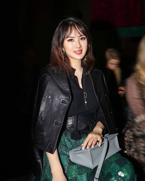 姚安娜的穿搭挺美的,带着一身贵族气质,会给年轻姑娘一些启示_时尚