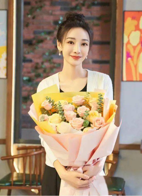 而柳岩最近在某博更新的动态里,可以看到柳岩的状态非常好,1980出生