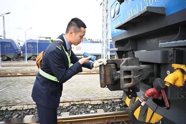 西部陸海新通道班列司機:交出第一棒,跑出幸福感_呂