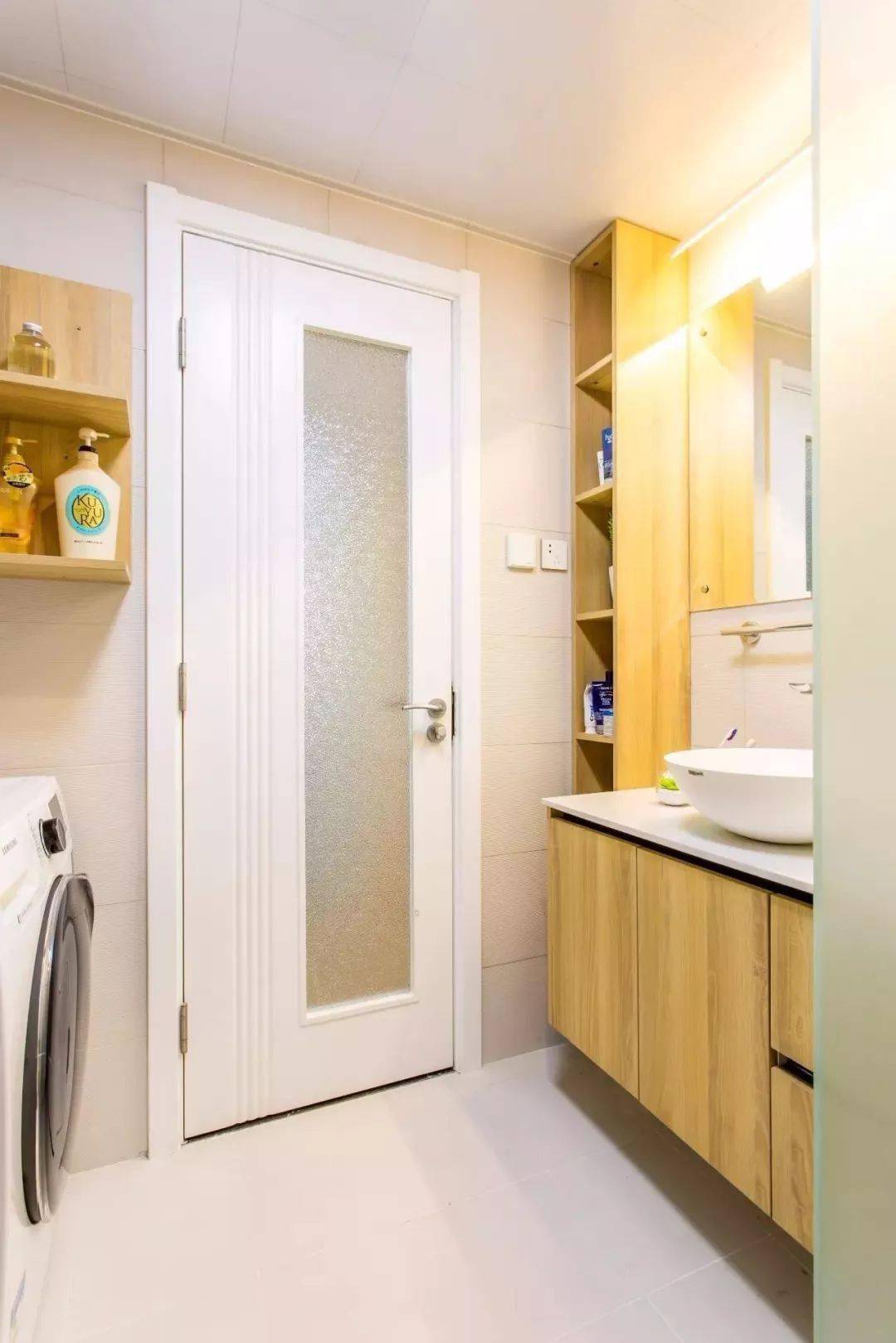 卫生间门与洗手台的设计,简约的白色真的很不错!_装修_整理_空间