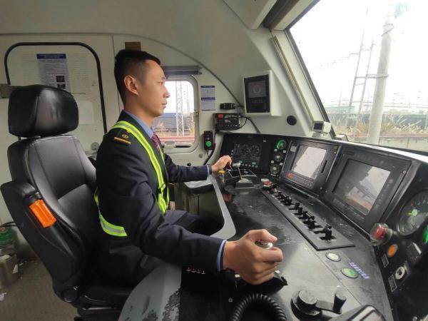 西部陆海新通道班列司机:交出第一棒,跑出幸福感_吕
