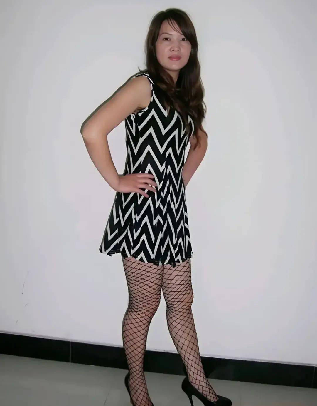 隔壁茶铺老板娘穿黑色渔网袜,时尚青春!_女孩_元素_的