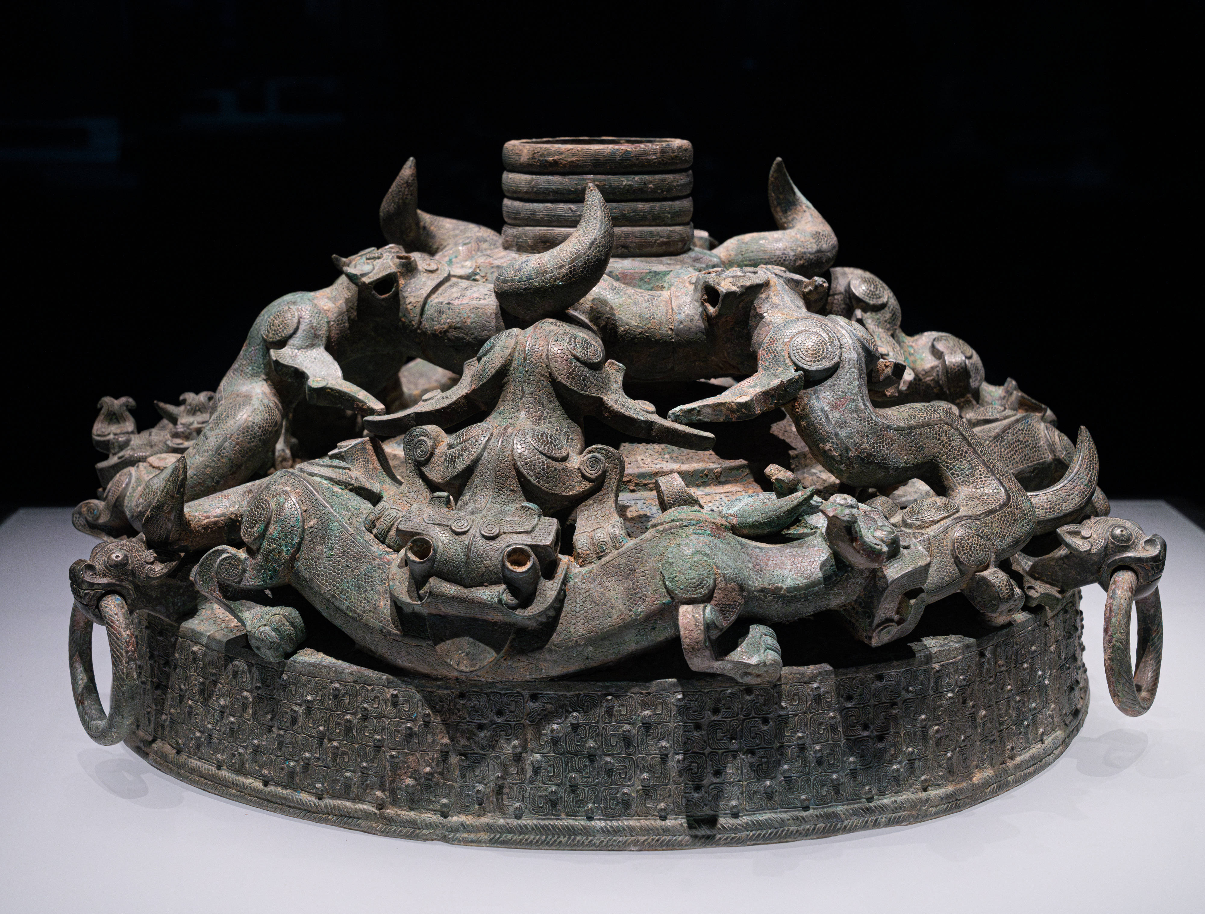 流盉-春秋中期吴王夫差鉴-春秋晚期八牛贮贝器-西汉五牛枕-西汉鸟兽龙