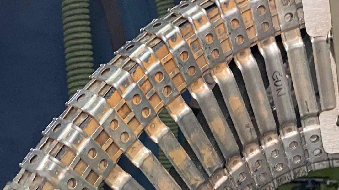 另一个难点是找到枪支座或是50口径枪支所在的减震架.