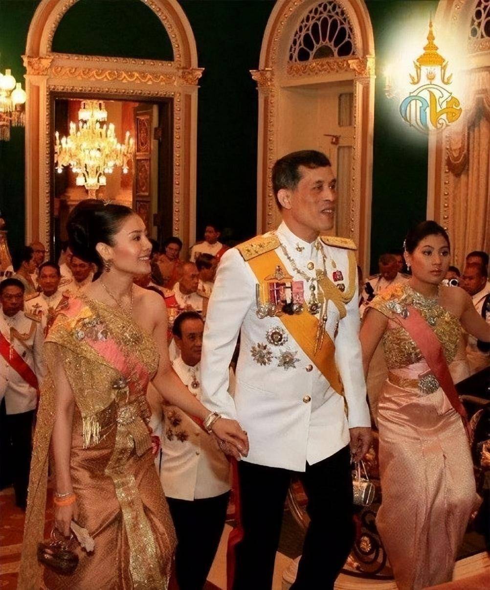 泰国王室奇葩事:狗狗被封空军大元帅,西拉米王妃几近全裸喂蛋糕