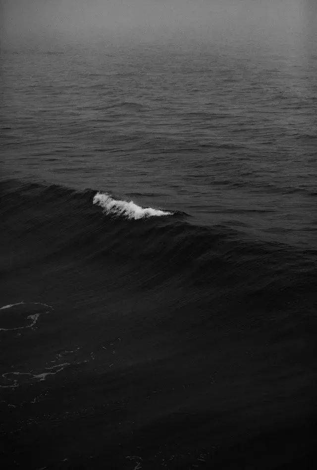 在这片黑色平静的海面上,仿佛隐藏着一场即将爆发的巨浪,它时刻准备着