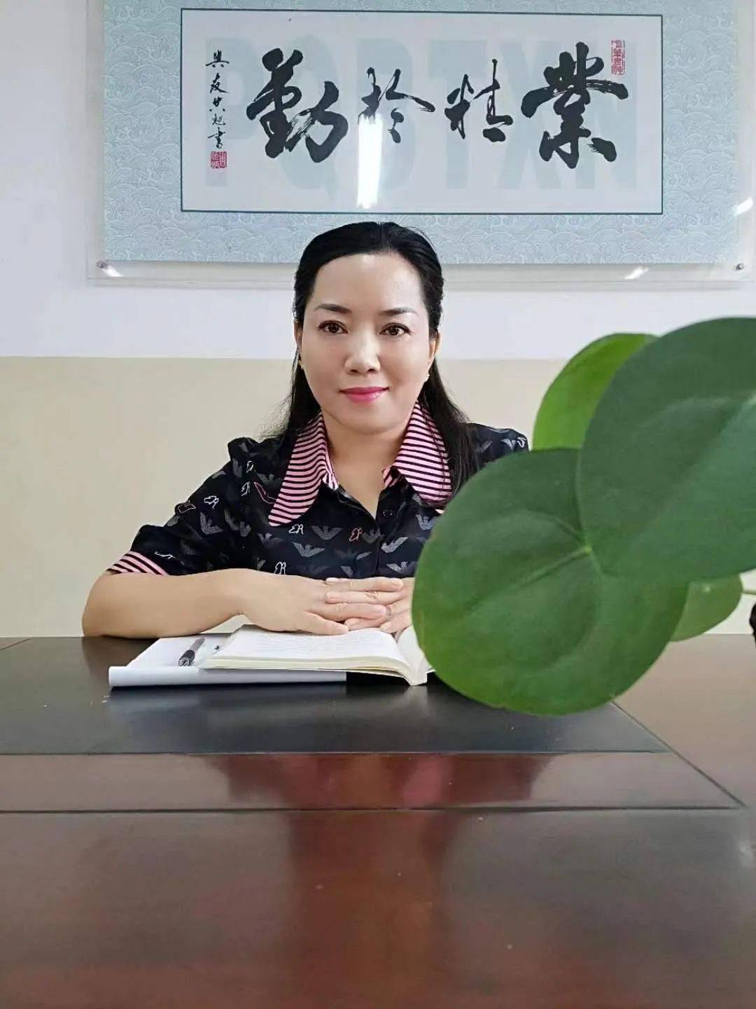 本科学历,2005年9月参加工作,中小学高级教师,铜川市王益中学副校长