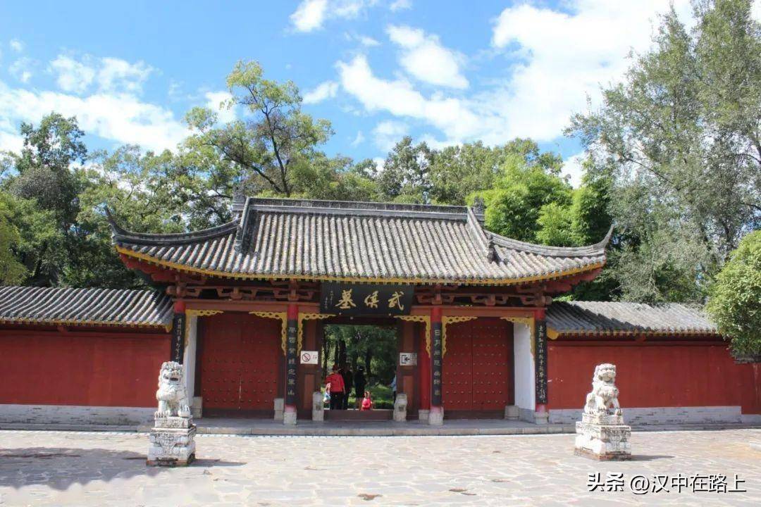 军山下,沔水河畔苍松翠柏,碧草映阶"三代遗才"功盖三分淡泊明志,宁静