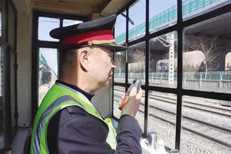 道口工:风雨无阻守候在铁路道口_刘竑_列车_居民