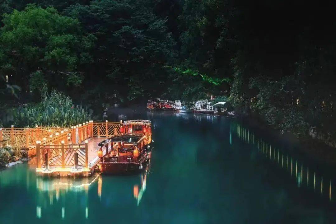 8条通航航线串联起福州西湖,三山两塔等景点碧波荡漾间尽享春日"榕城"