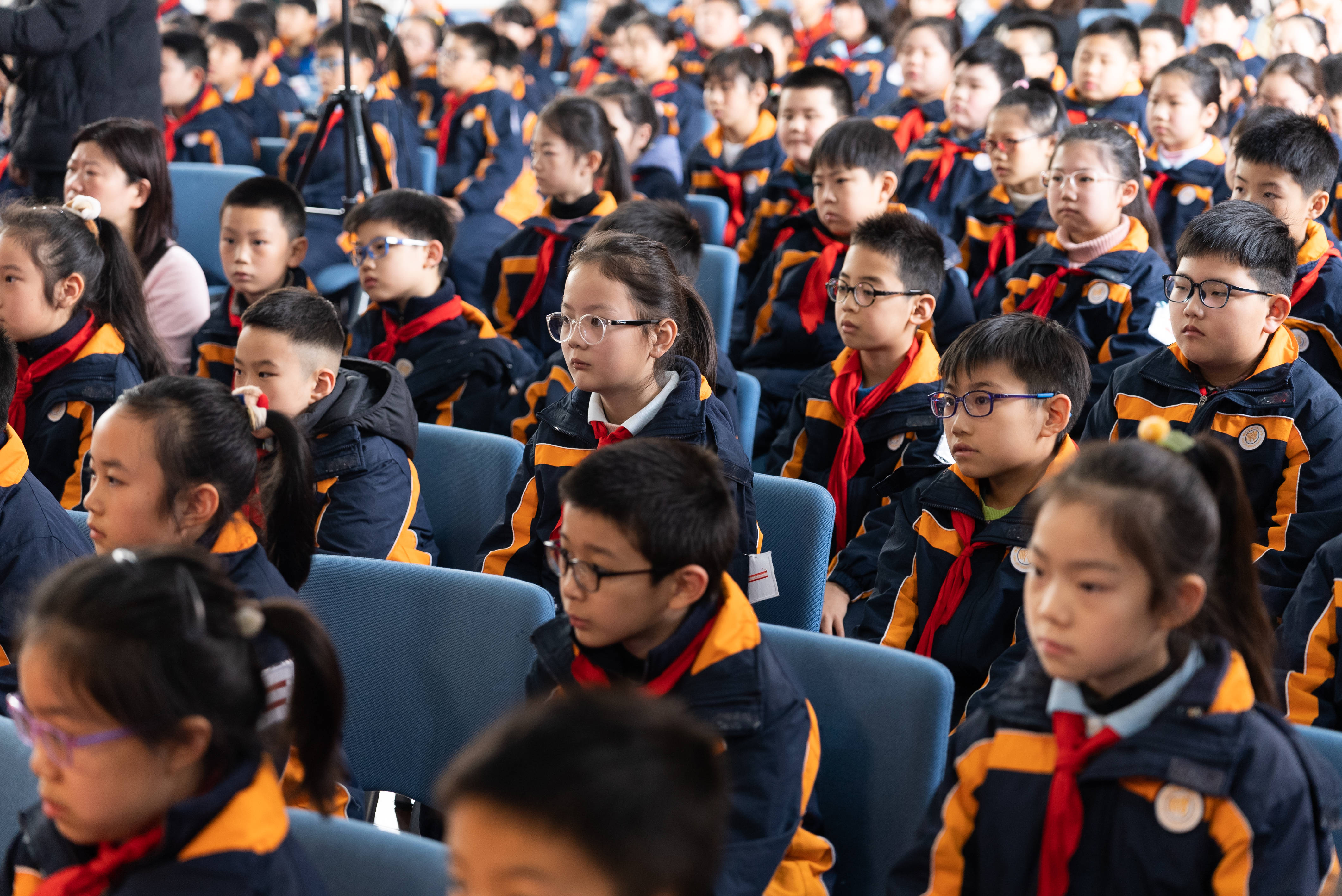 第一中心小学的学生们参观了《心弦——国歌的心动瞬间》校园专题展览