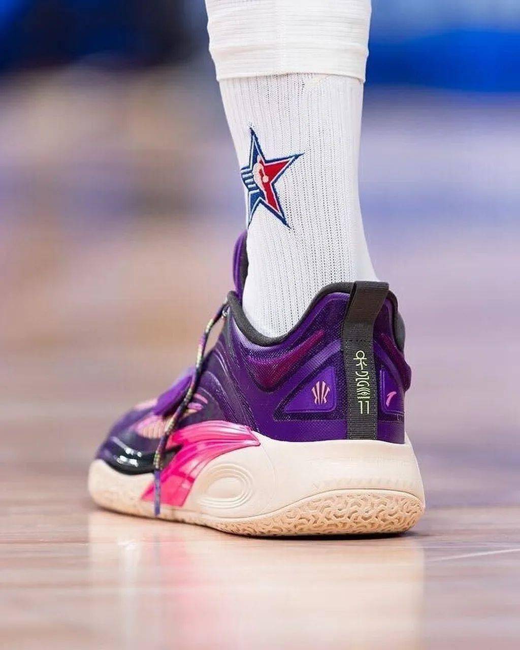 杰伦·布朗上脚「欧文一代」!网友:踏子要签?_球鞋_安踏_消息