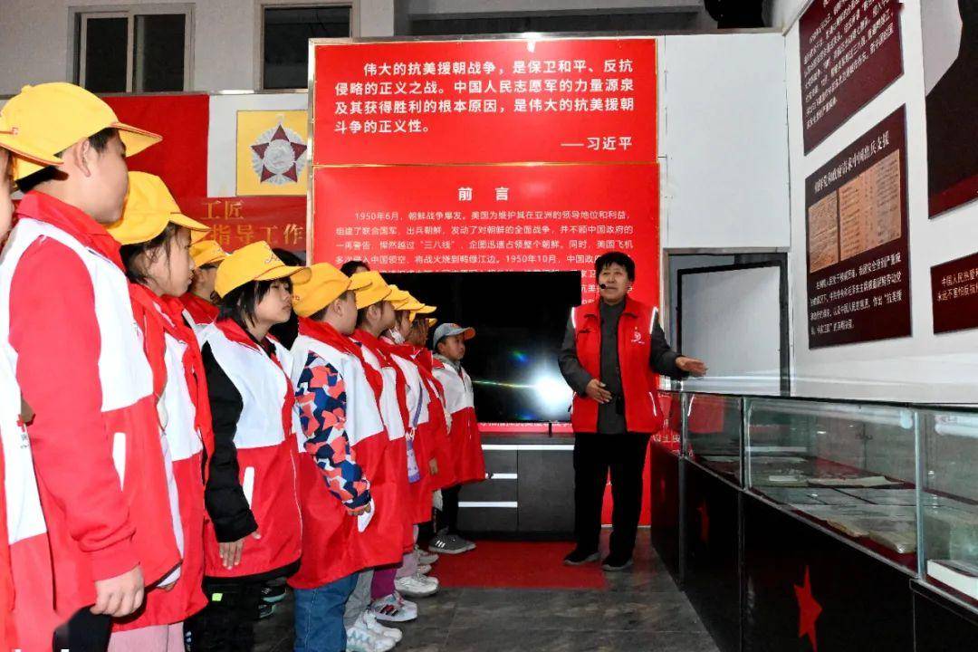 区关工委"五老"摄影志愿团队程永福老师与北京七彩阳光志愿服务团队