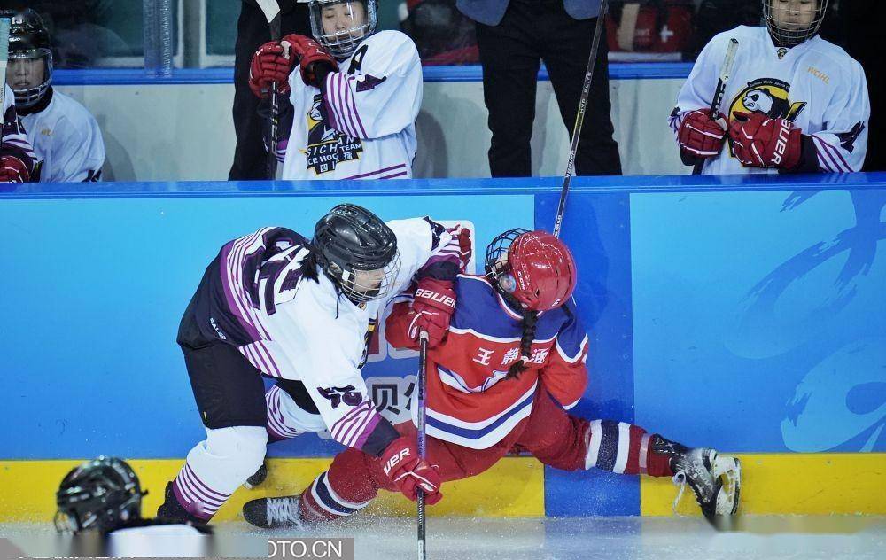 十四冬| 青年组女子冰球循环赛 四川队11比1战胜河