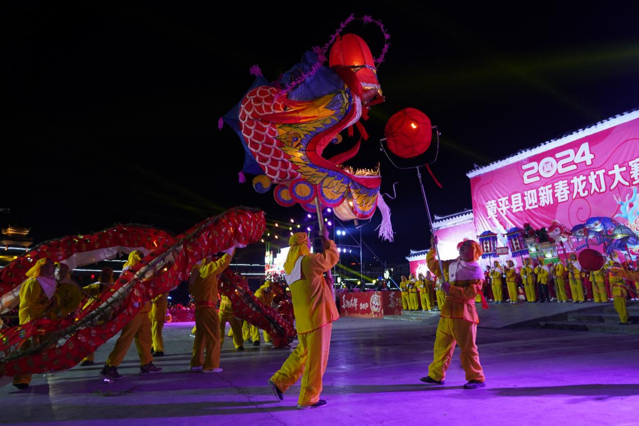 百龙闹春 热闹非凡!贵州黄平举行龙灯游艺活动_队伍_手工_爱好者
