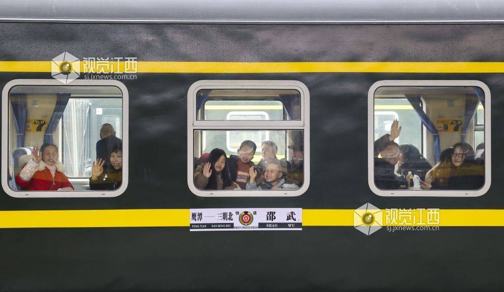 温暖的"绿火车"_鹰潭_资溪_乘客