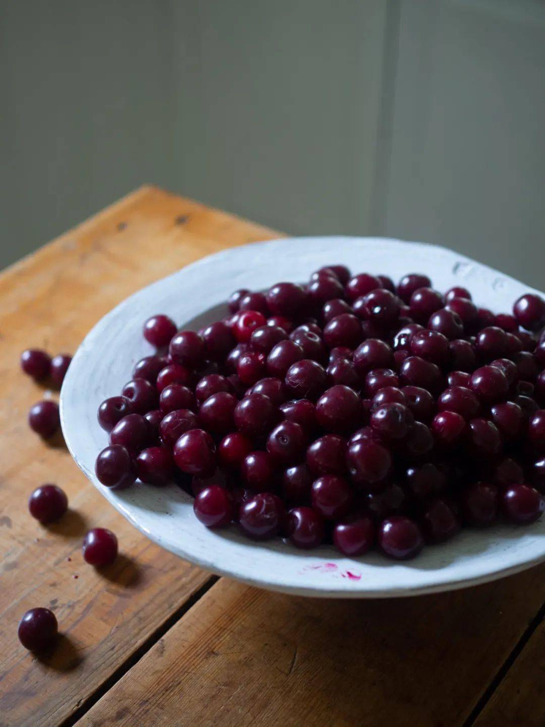 接下来更把园子里丰收的李子,采摘下来做成了好吃的李子酱.