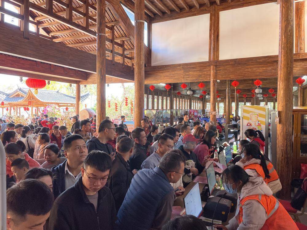 山的云梯玻璃栈道,天空之境,金顶佛手人群熙攘,曼佗山庄里萌宠互动