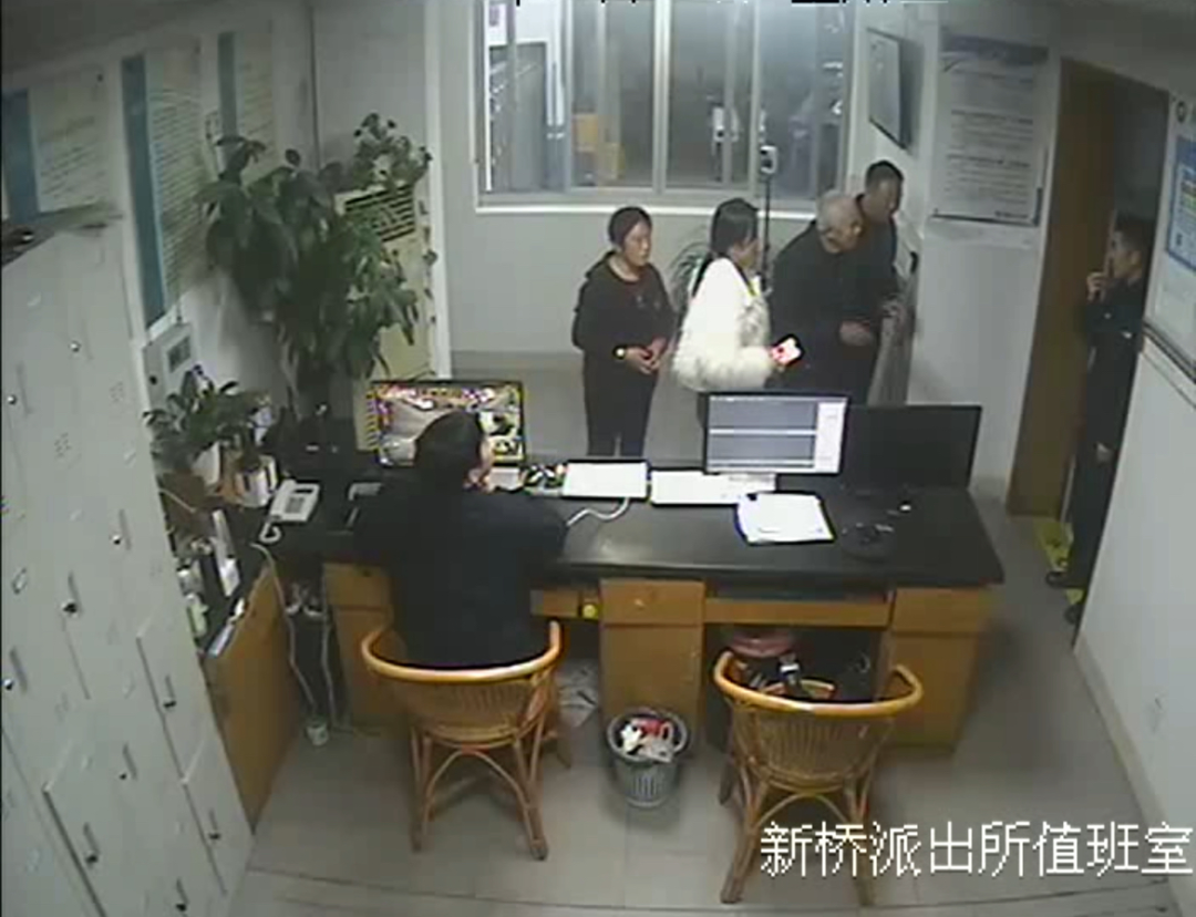 杜秋宇迅速带队出警经过一番沟通得知垃圾被倾倒在站