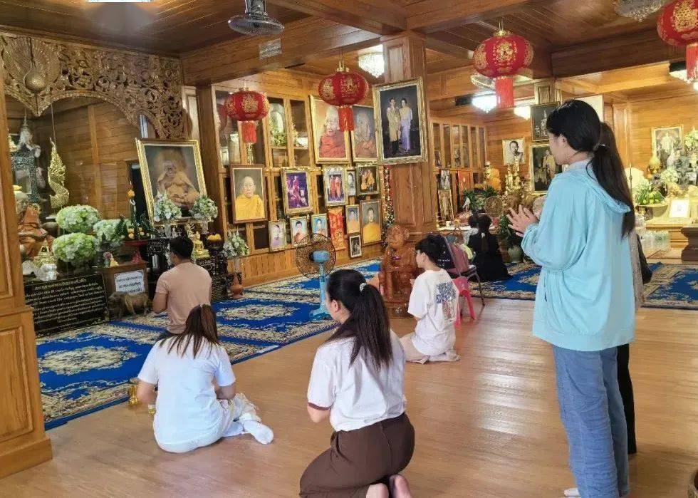 与佛有缘就会留下来,没有缘分的,经历一天做和尚以后就还俗.