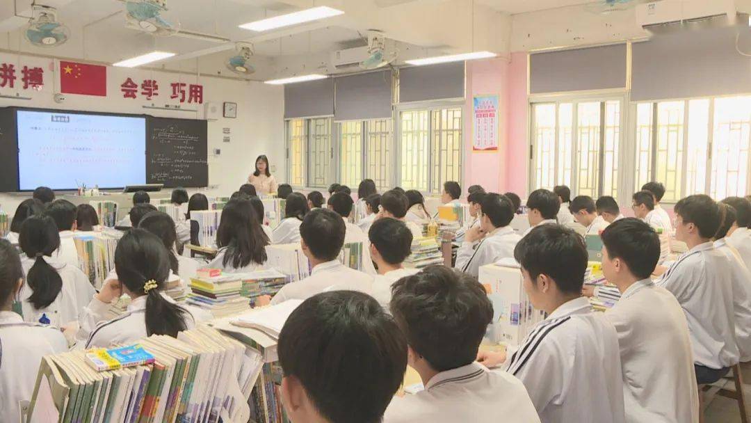 记者在六都中学看到,告别了假期生活回归丰富多彩的校园生活,讲台上