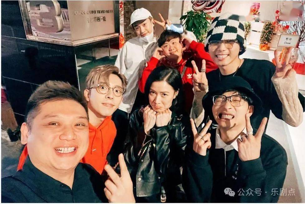 48岁佘诗曼与男团偶像世纪合照!