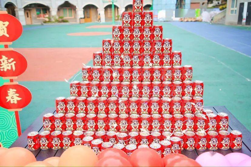 旺仔牛奶想必不少孩子都喝过,但校园里的旺仔牛奶"小山",你见过吗?