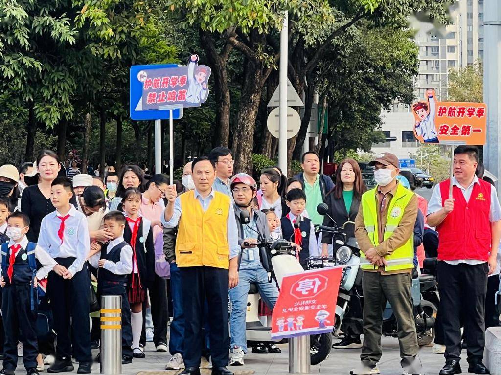 第四分公司各基层党支部组织党员,团员志愿者前往同乐学校,水径小学