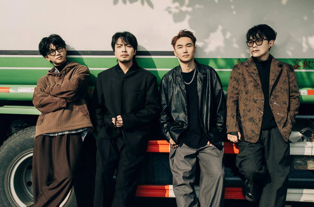 官宣丨散人乐队「冲下野山」巡演11城登陆,2月20日下午18:00正式开票!