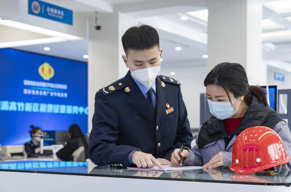 推动新就业形态从业人员和灵活就业人员等不受户籍限制,在两省市便捷