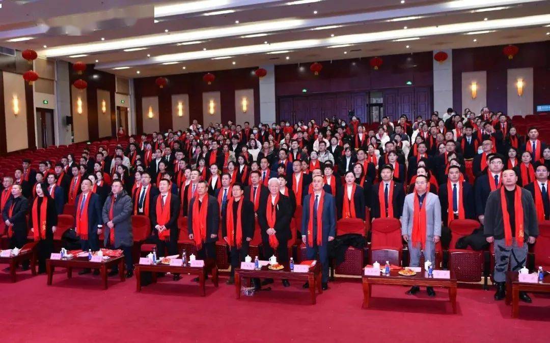 玉兔已然书锦绣,金龙再度创辉煌.