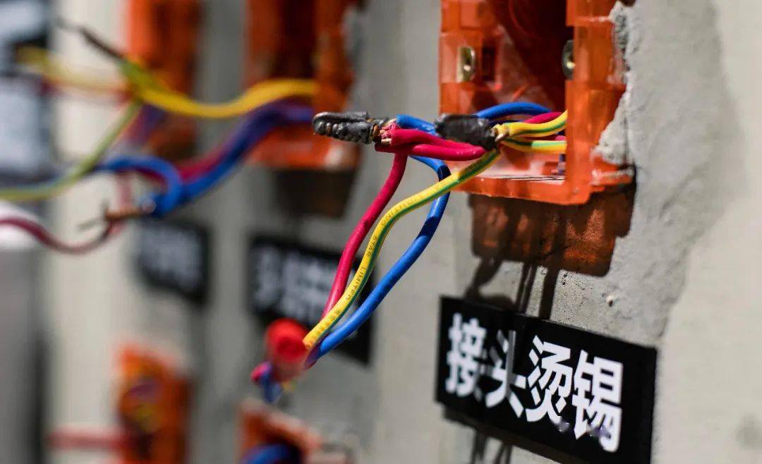 和普通装修公司不同,岚庭所有安全线皆采用5圈缠绕 烫锡工艺,多重防护