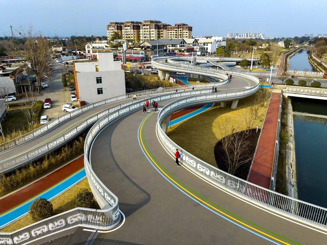 新地标刷屏,67彭州网红桥"亮"了!_大道_天桥_牡丹