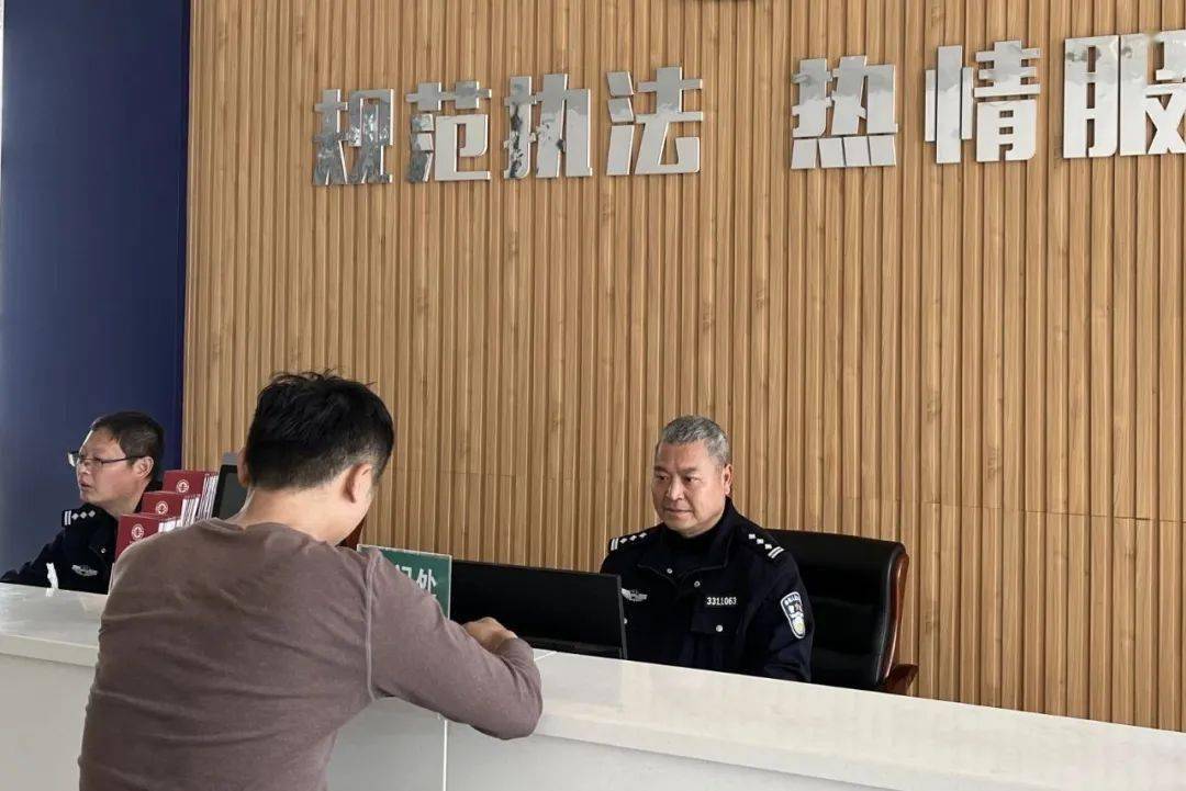 距离退休还有20天,省十里丰监狱民警龚小丰连续3天早早来到会见室,他