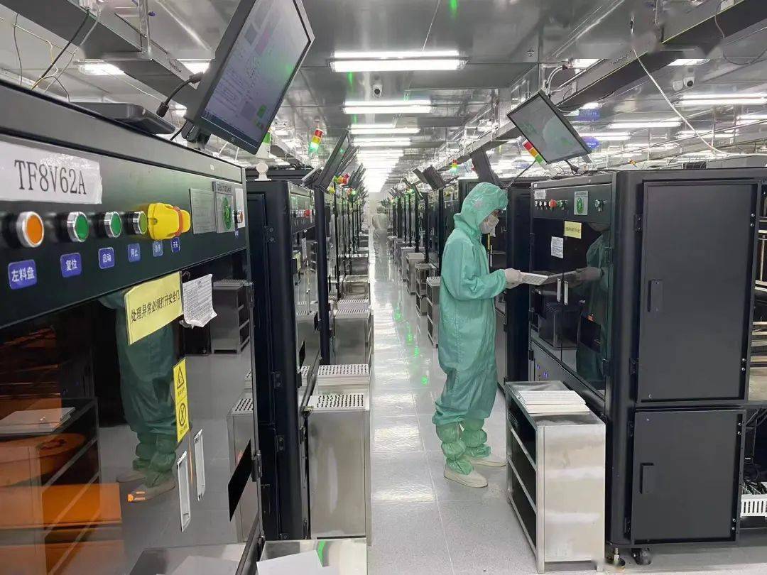 走进南昌同兴达精密光电有限公司smt车间的生产线上,自动化机械设备