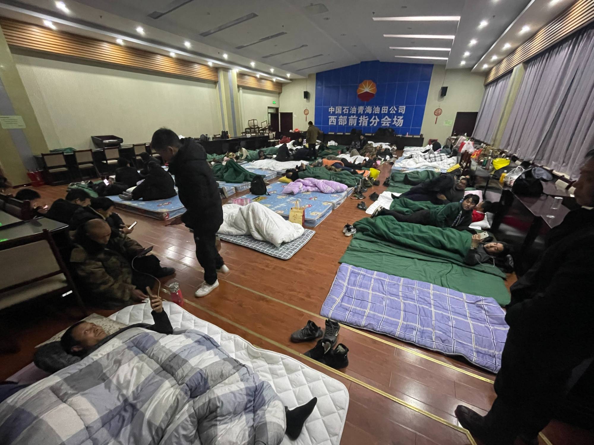 青海油田:风雪寒潮无情石油红温暖归家路_旅客_新疆_大厦
