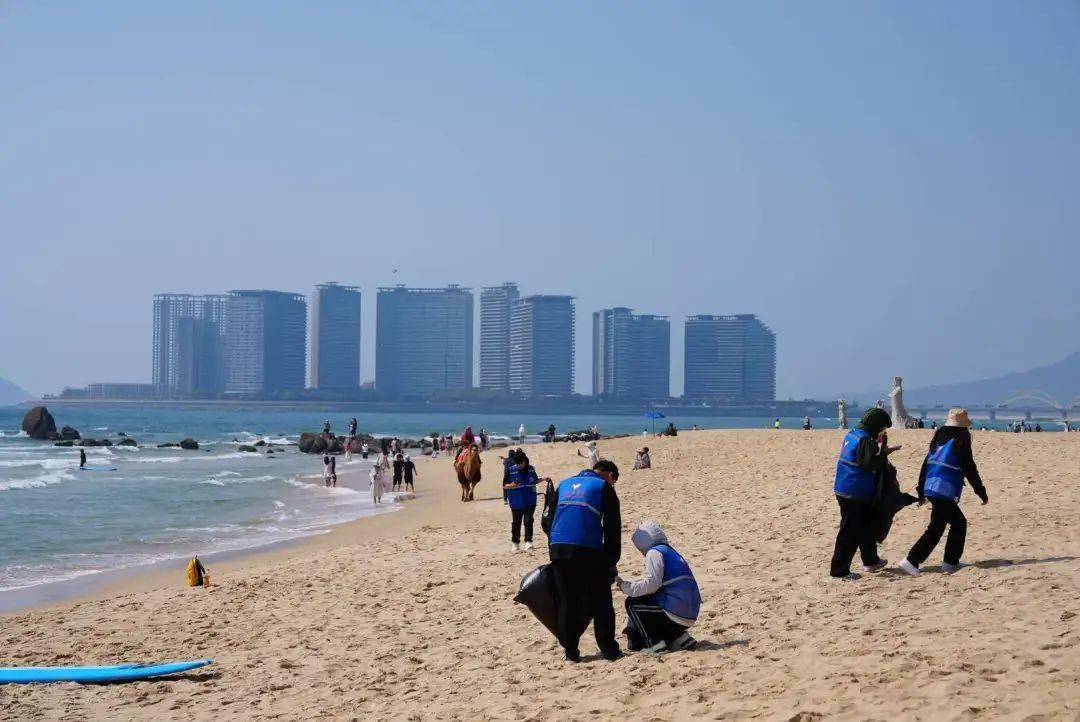 春节假日后海滩垃圾增多 万宁市组织志愿者开展海滩环保志愿服务活动