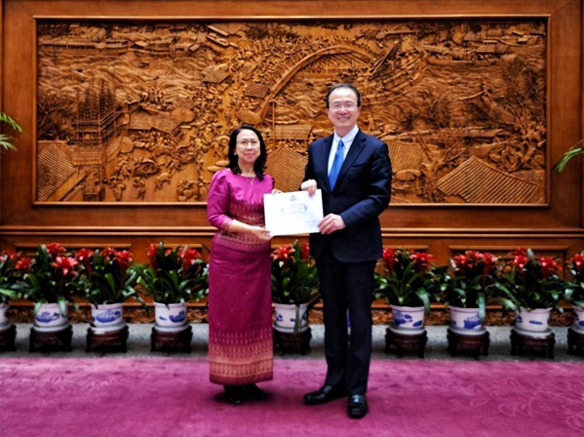 国王西哈莫尼于去年12月29日签署王令,委任宋嘉薇为柬埔寨驻华大使