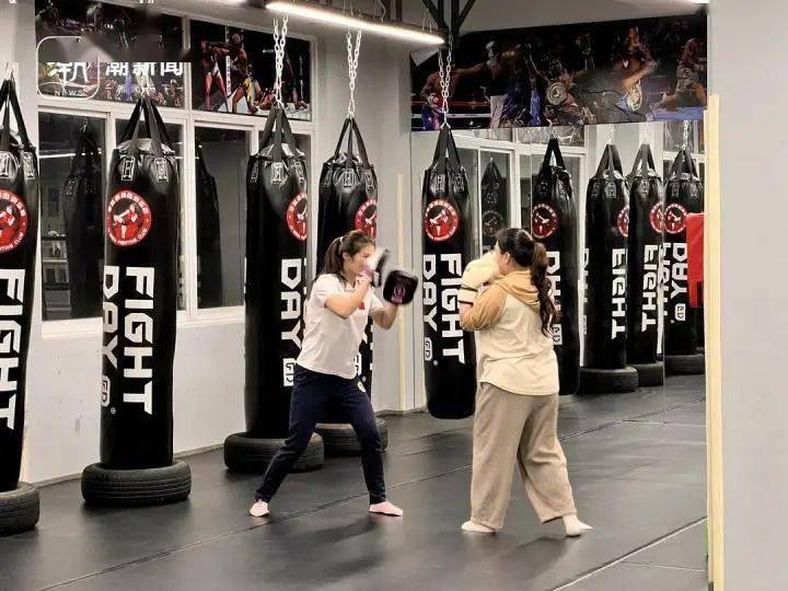 在杭州一家拳馆,正在训练的学员徐子馨表示:"看到自己身形,自己心态和