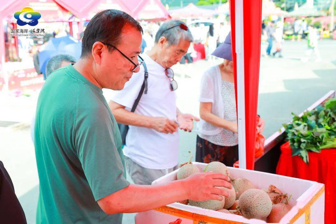 吸引游客前来咨询购买"快来看看咯,本地攀鲈鱼