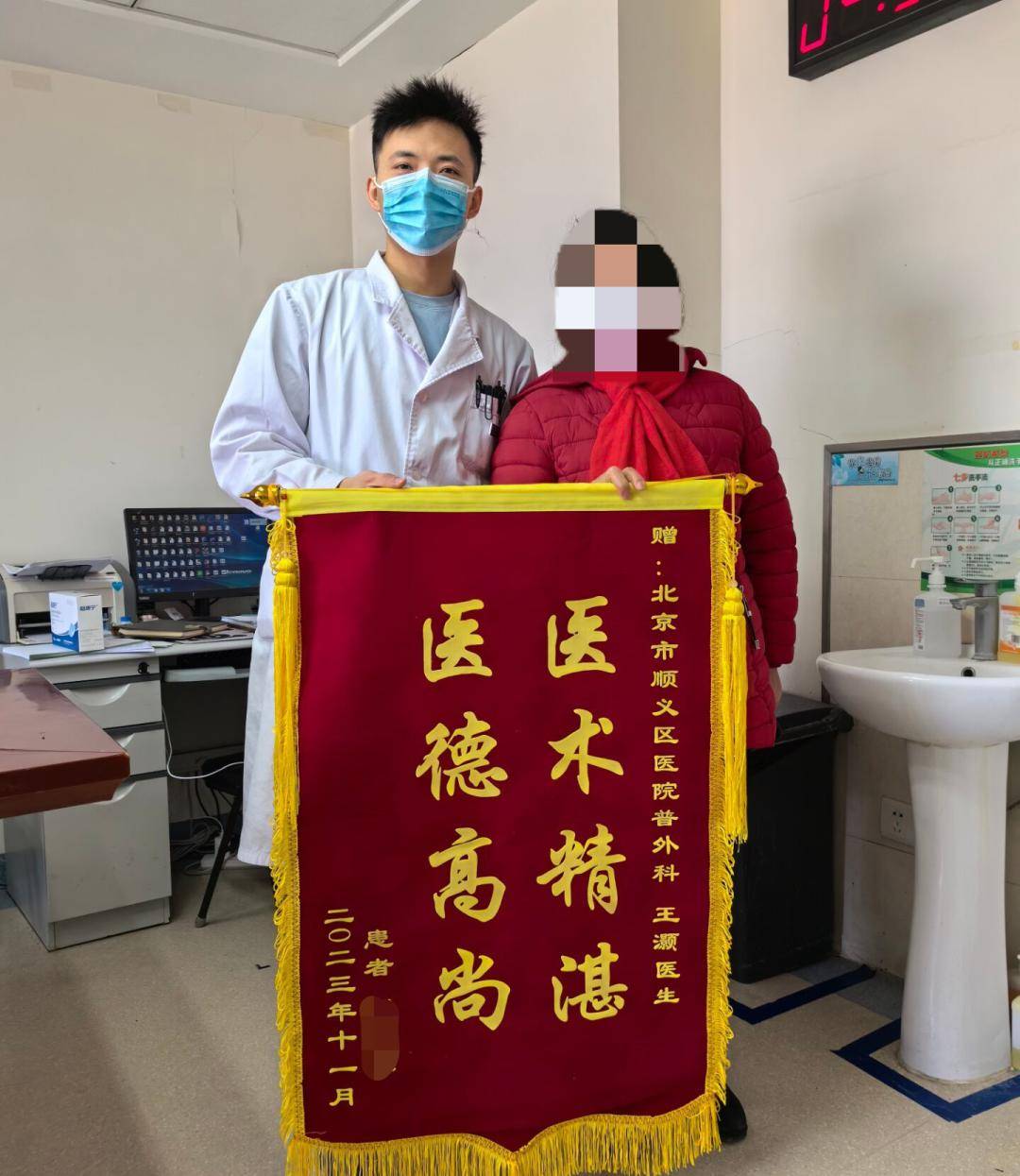 家属锦旗致谢这位年轻的外科医生!