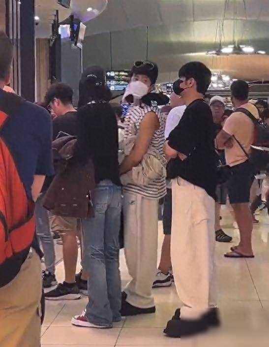 网友偶遇井柏然刘雯现身曼谷 和李荣浩一起排队买汉堡_明星_形象_好友