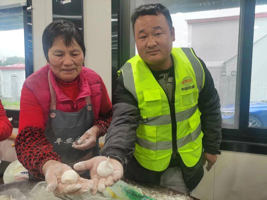 他们和松江枢纽建设者们共度元宵节_汤圆_工友_居民区