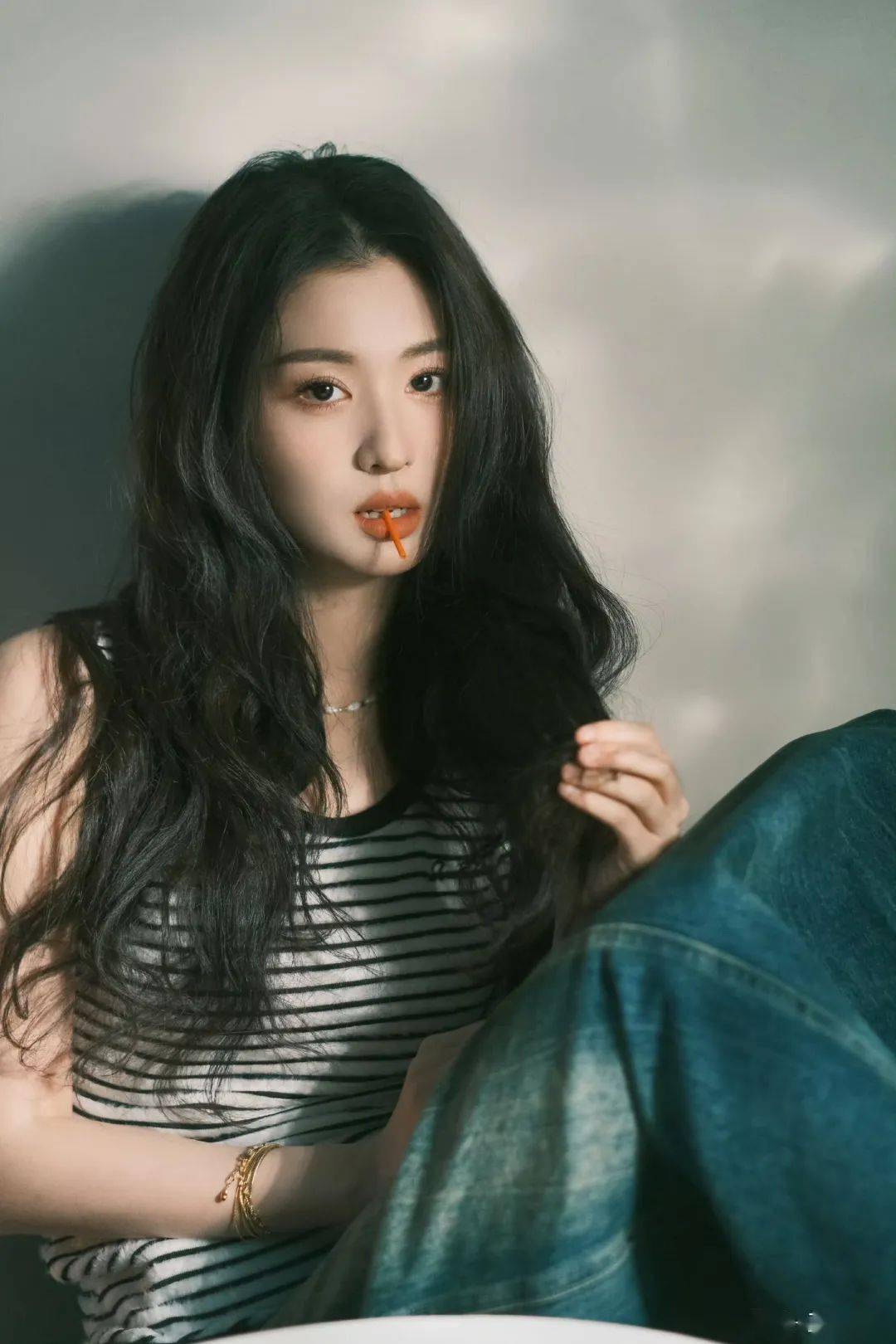 原版人物设定,温以凡身高169cm,从小学习过芭蕾,从小美到大,那种精致