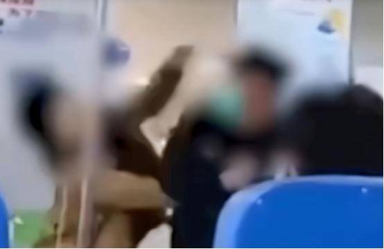 保安一怒之下反抗,这一下大妈更嚣张了,开始打砸输液室内的各种设施.
