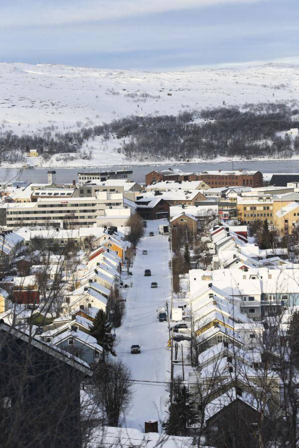 挪威北极小镇希尔克内斯的冬日景色_新华社_格尔_中心镇